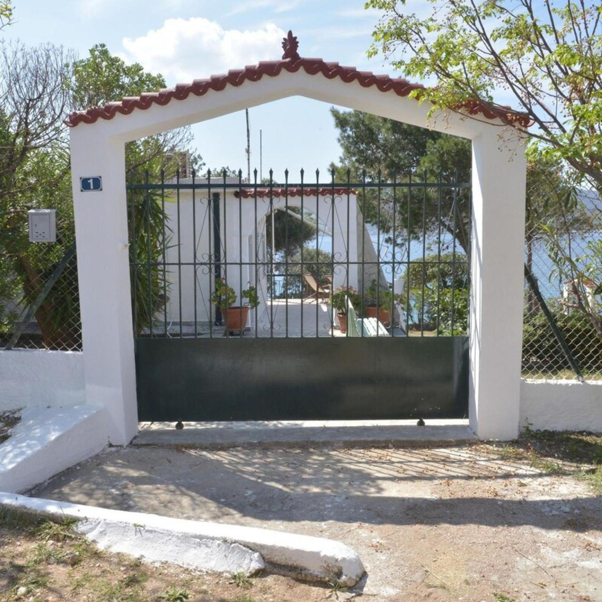 Salamis Beachfront House Extérieur photo