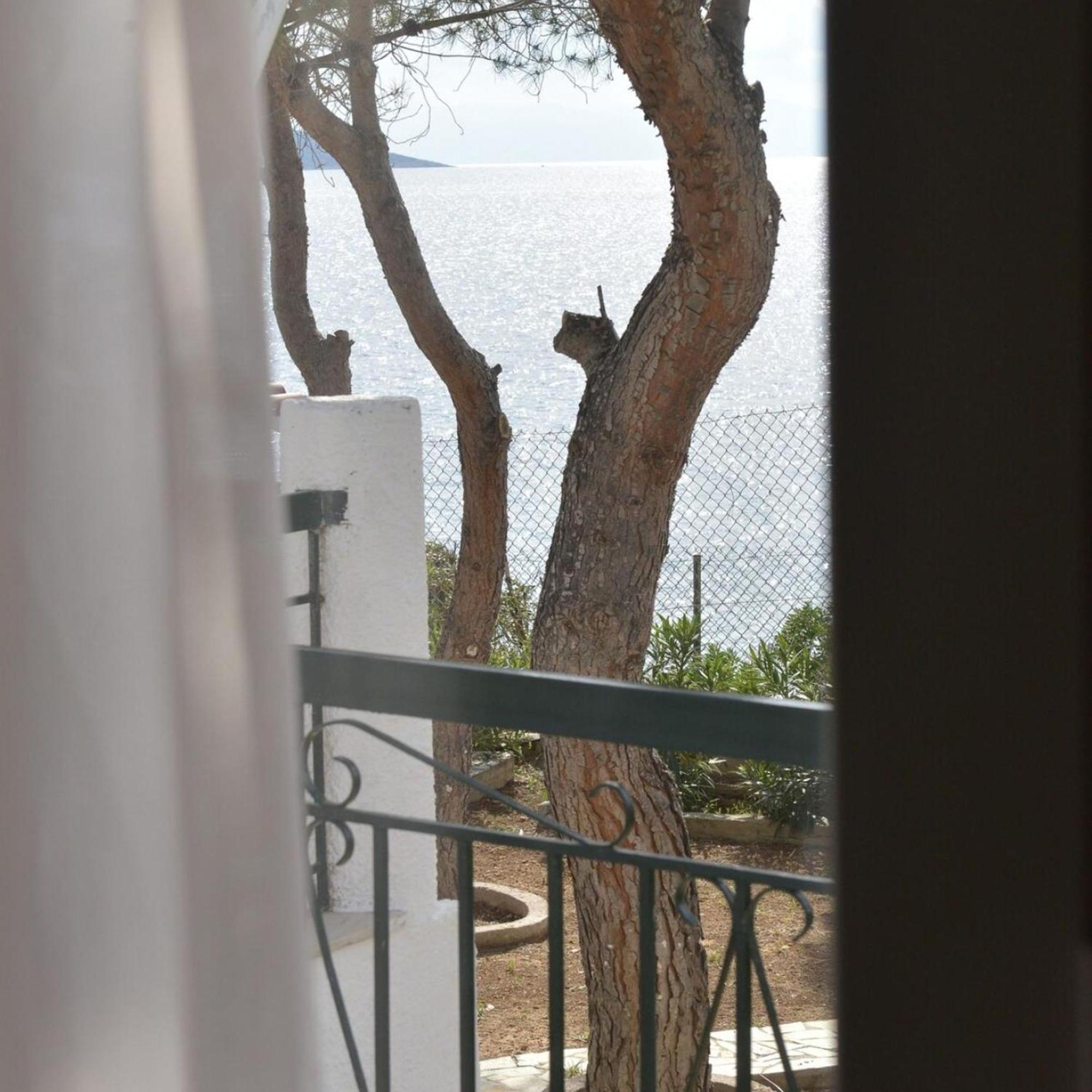 Salamis Beachfront House Extérieur photo